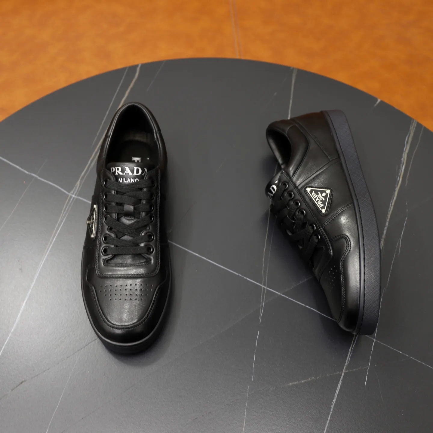 Factory price: 600💰Top original order Brand: PRADA (Prada) Standard code: Men's size 38/44 (45 can be customized) Grade: Same as the official website Material: Original cowhide surface splicing, cowhide lining, original wear-resistant soft outsole Style category: casual sports shoes, young fashion, European and American trends, British style Color: actual picture color